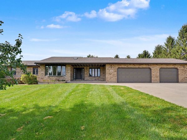 10663 Blue Jay Drive, Peosta, IA 52068