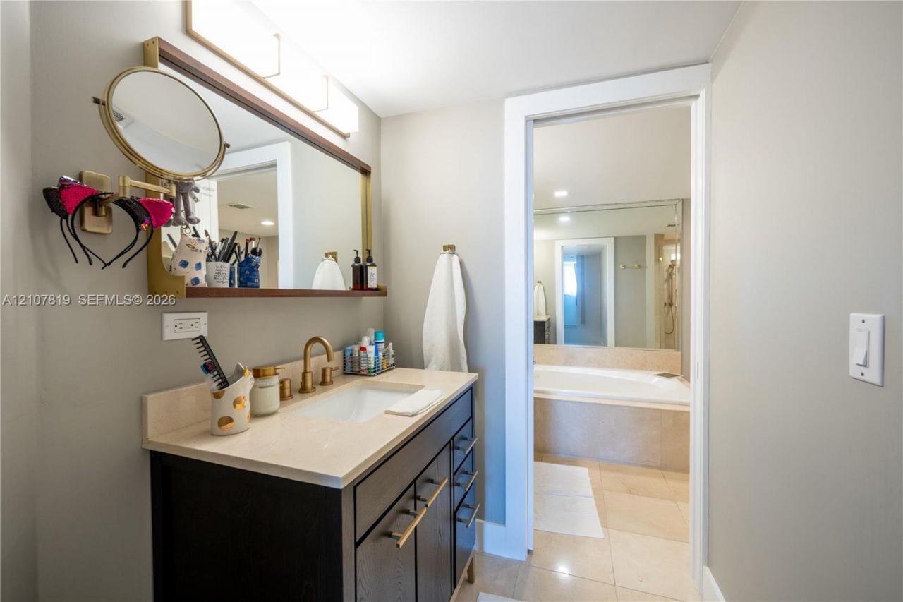 8925 E Collins Ave , Unit 6E, Surfside, FL 33154 Photo