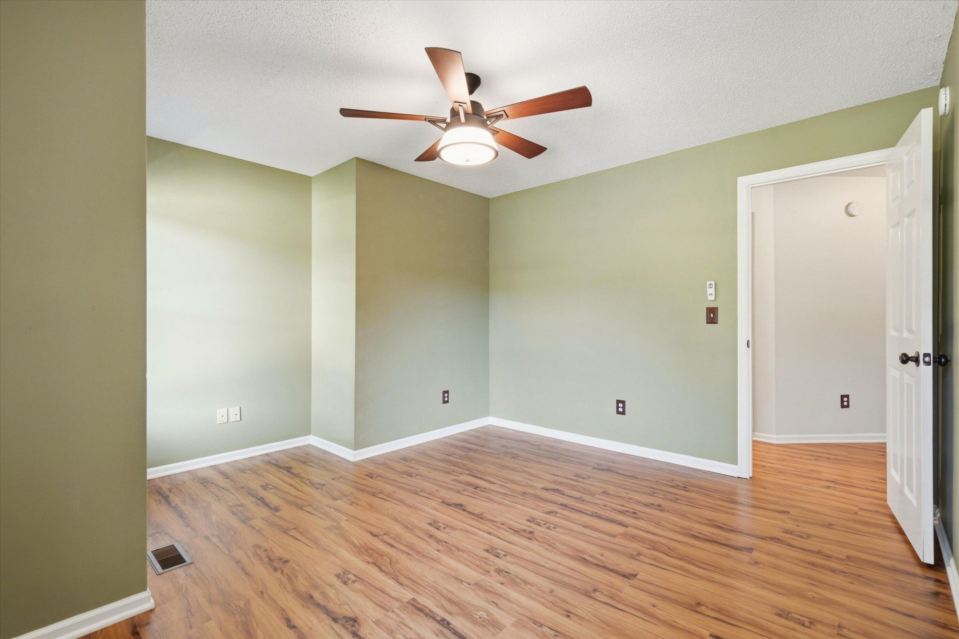 1406 Diamond Boulevard Photo 20
