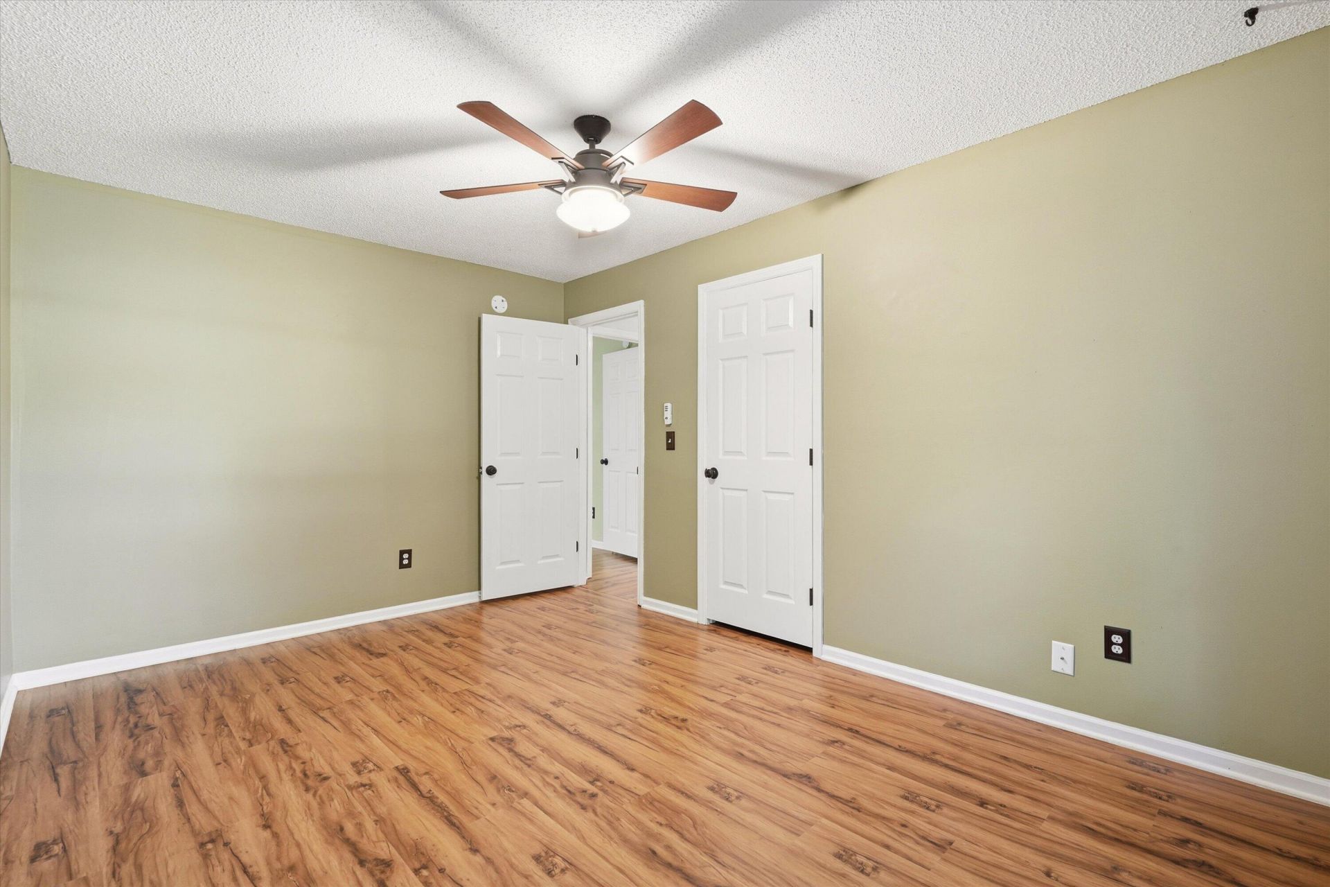 1406 Diamond Boulevard Photo 22