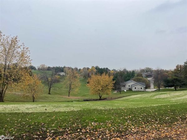 18 Fore Seasons Drive , Grinnell, IA 50112