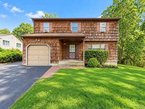 33 Oak Forest Drive , Islandia, NY 11749