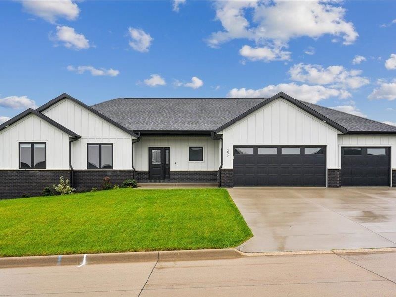 237 Angela Jean Circle, Peosta, IA 52068 Main Photo