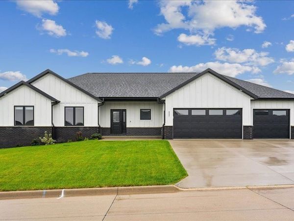 237 Angela Jean Circle, Peosta, IA 52068