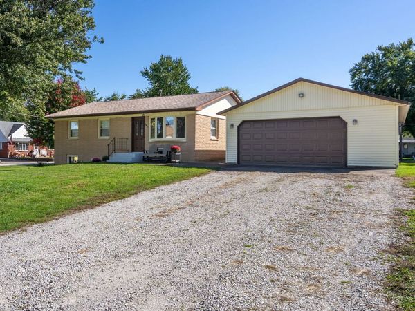 402 4th Avenue W, Andalusia, IL 61232