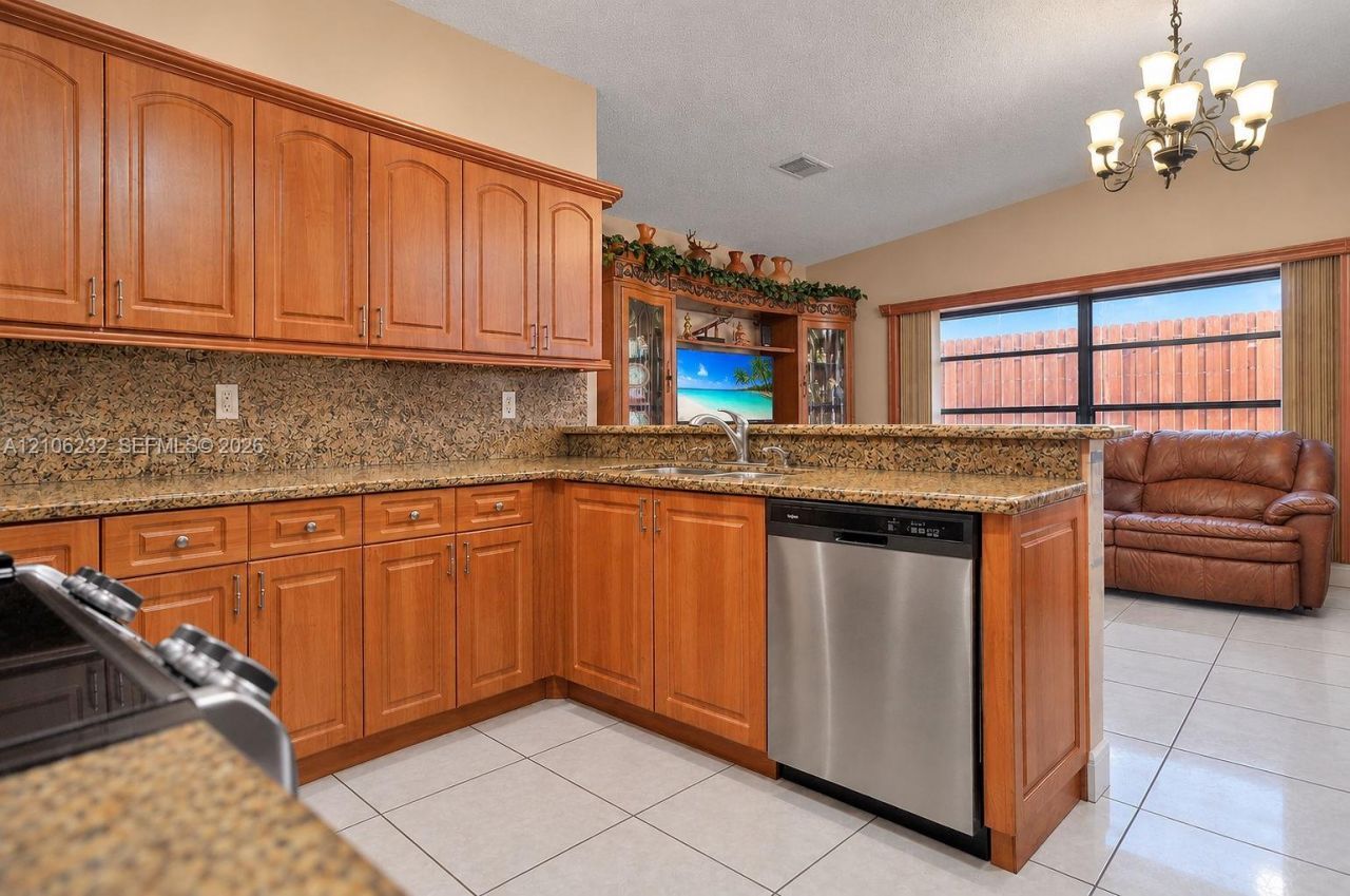6537 NW 201st Ter , Hialeah, FL 33015 Photo