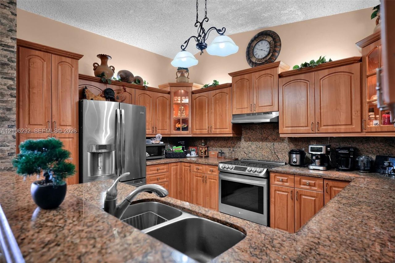 6537 NW 201st Ter , Hialeah, FL 33015 Photo