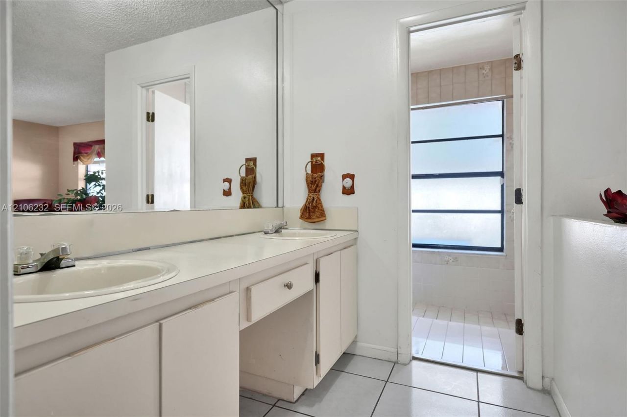 6537 NW 201st Ter , Hialeah, FL 33015 Photo