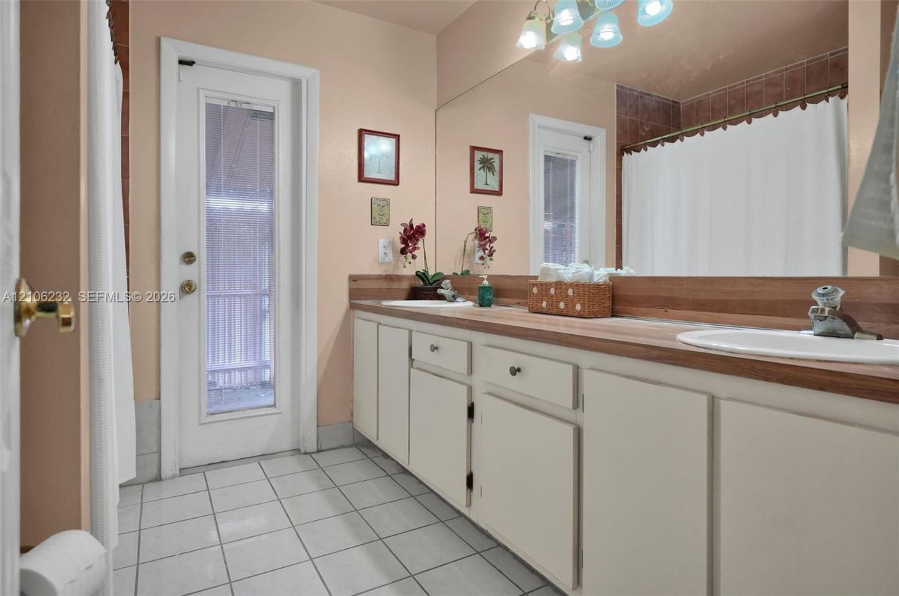 6537 NW 201st Ter , Hialeah, FL 33015 Photo