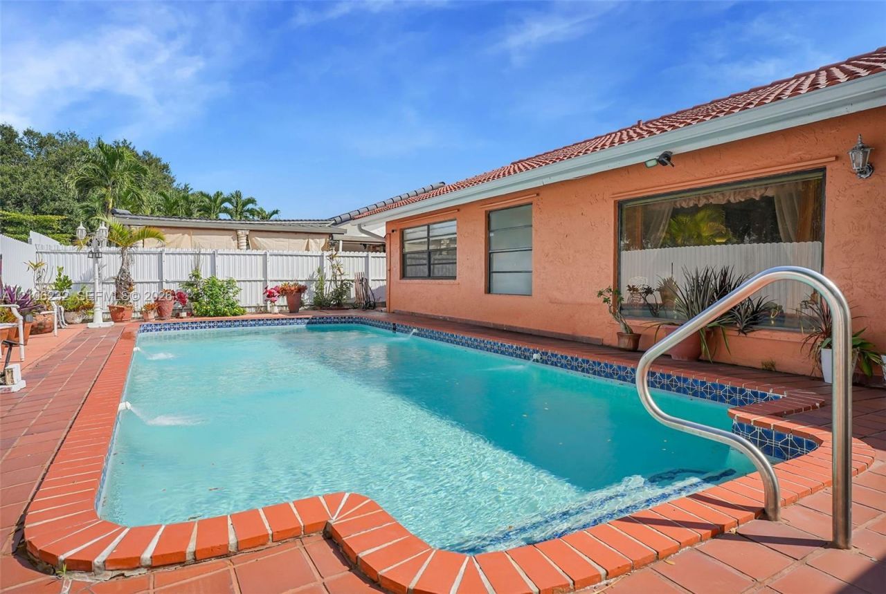 6537 NW 201st Ter , Hialeah, FL 33015 Photo