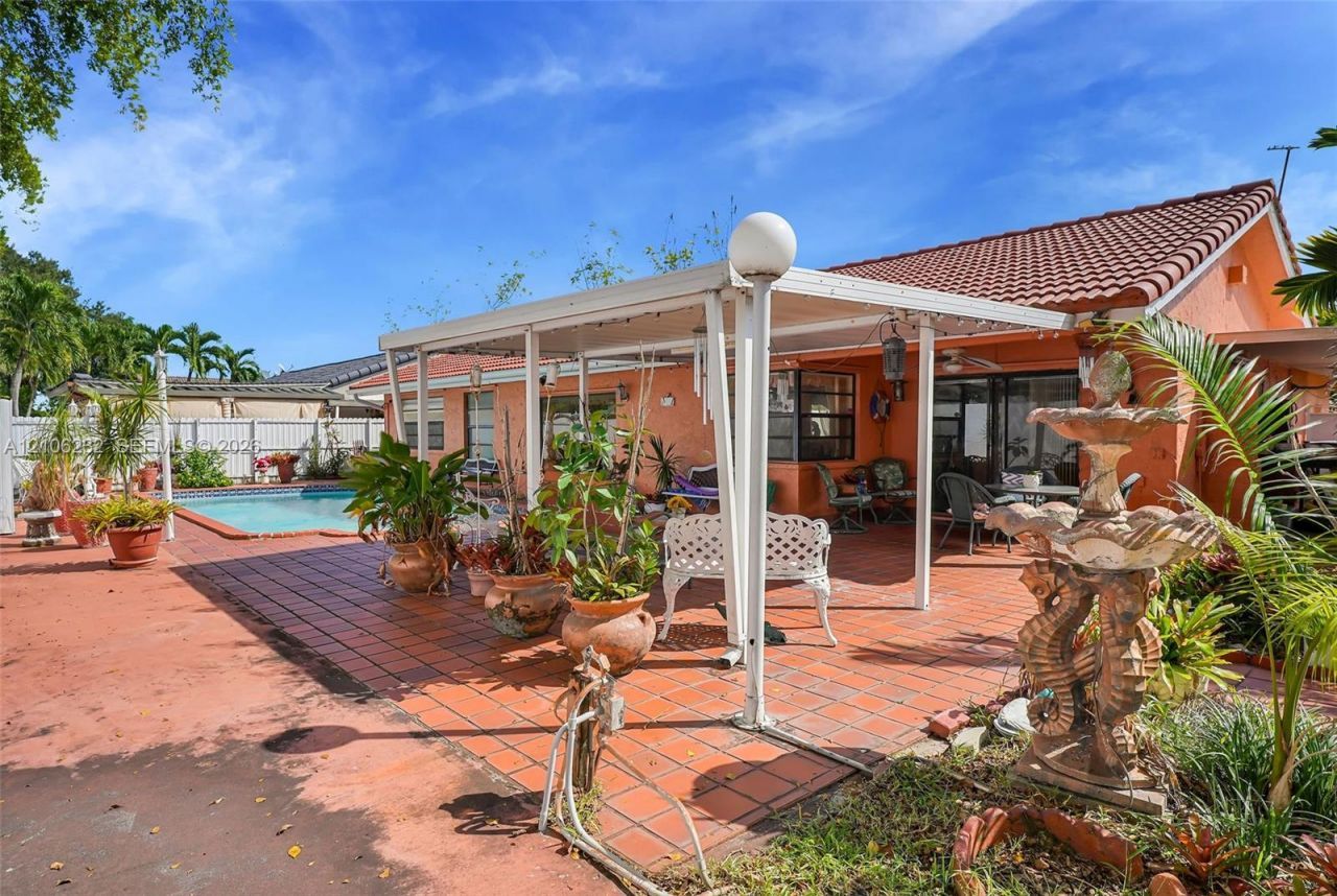 6537 NW 201st Ter , Hialeah, FL 33015 Photo