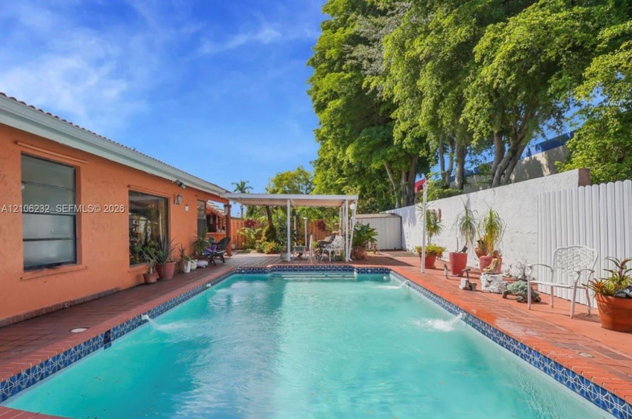 6537 NW 201st Ter , Hialeah, FL 33015 Photo