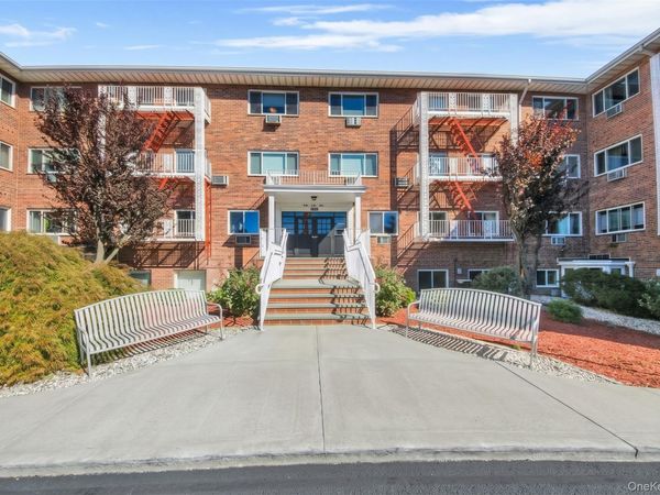 838 Pelhamdale Avenue, Unit 2P, New Rochelle, NY 10801