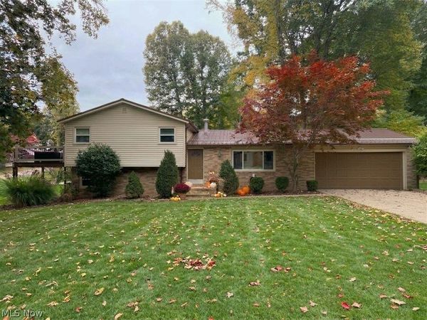 2 Taas Trail, Malvern, OH 44644