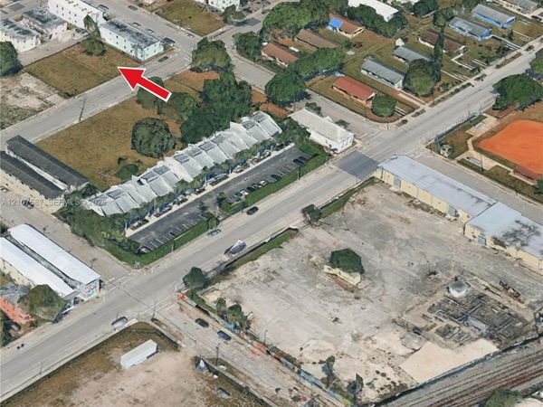 1646 NW 1st CT , Miami, FL 33136