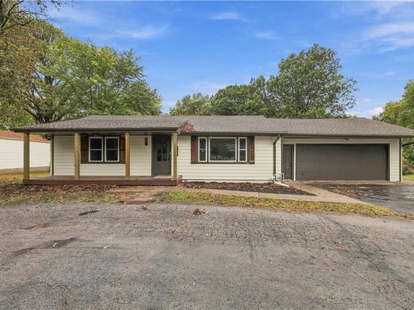 702 SW Locust Street, Oak Grove, MO 64075