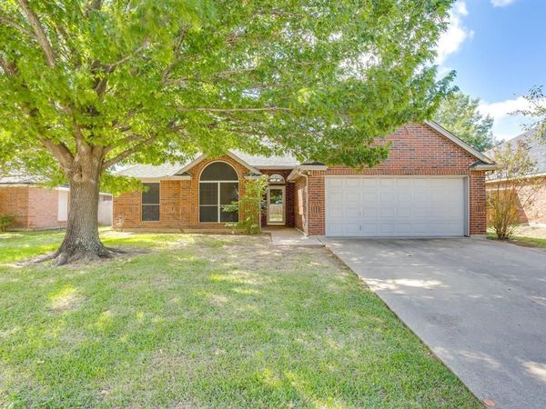 941 Jessica Drive, Burleson, TX 76028