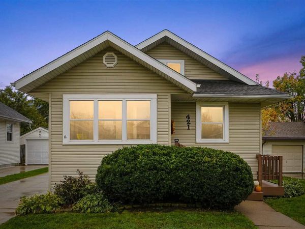 421 33rd St NE, Cedar Rapids, IA 52402