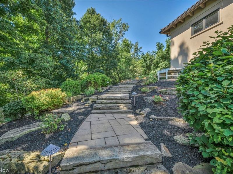 877 Pine Grove Circle, Hinckley, OH 44233 Photo 8