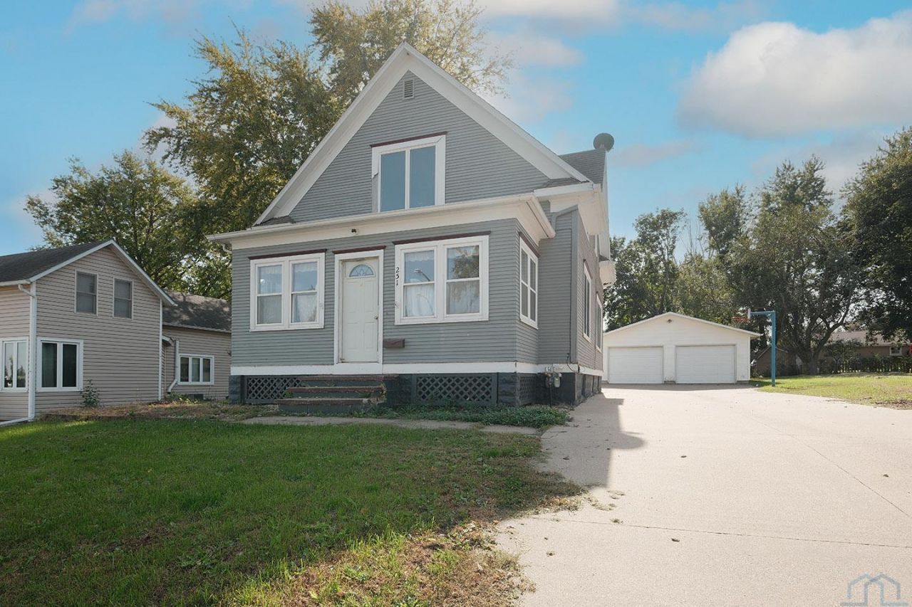 251 9th Street Se, Sioux Center, IA 51250 Main Photo