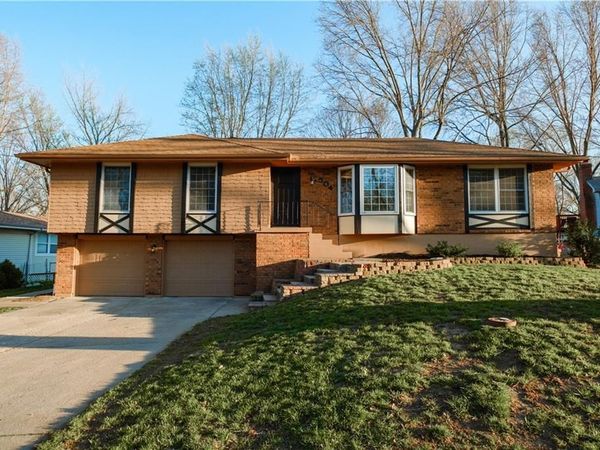 504 Johnston Drive, Blue Springs, MO 64014