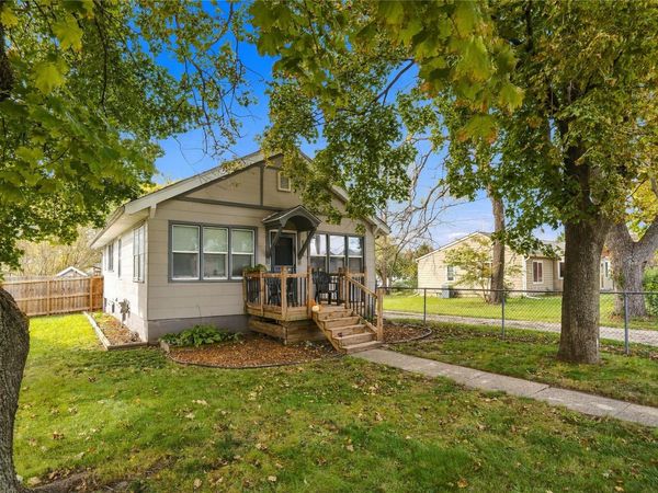 2512 E 41st Street , Des Moines, IA 50317