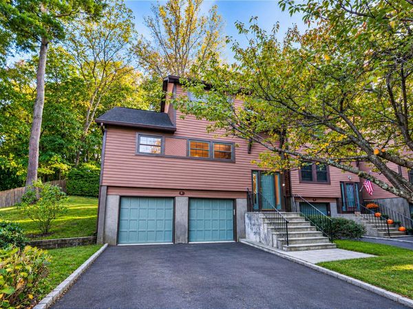 8 Adams Court , Oyster Bay, NY 11771