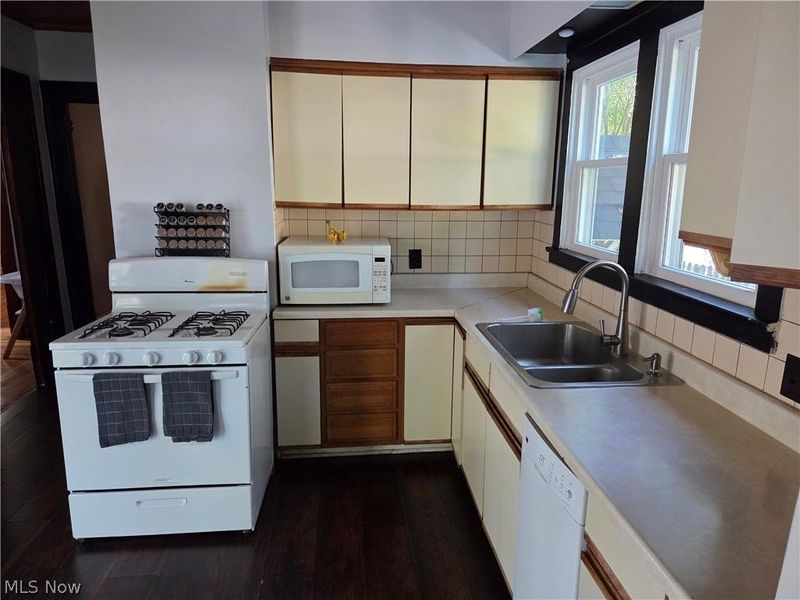 995 N Howard Street, Akron, OH 44310 Photo 8