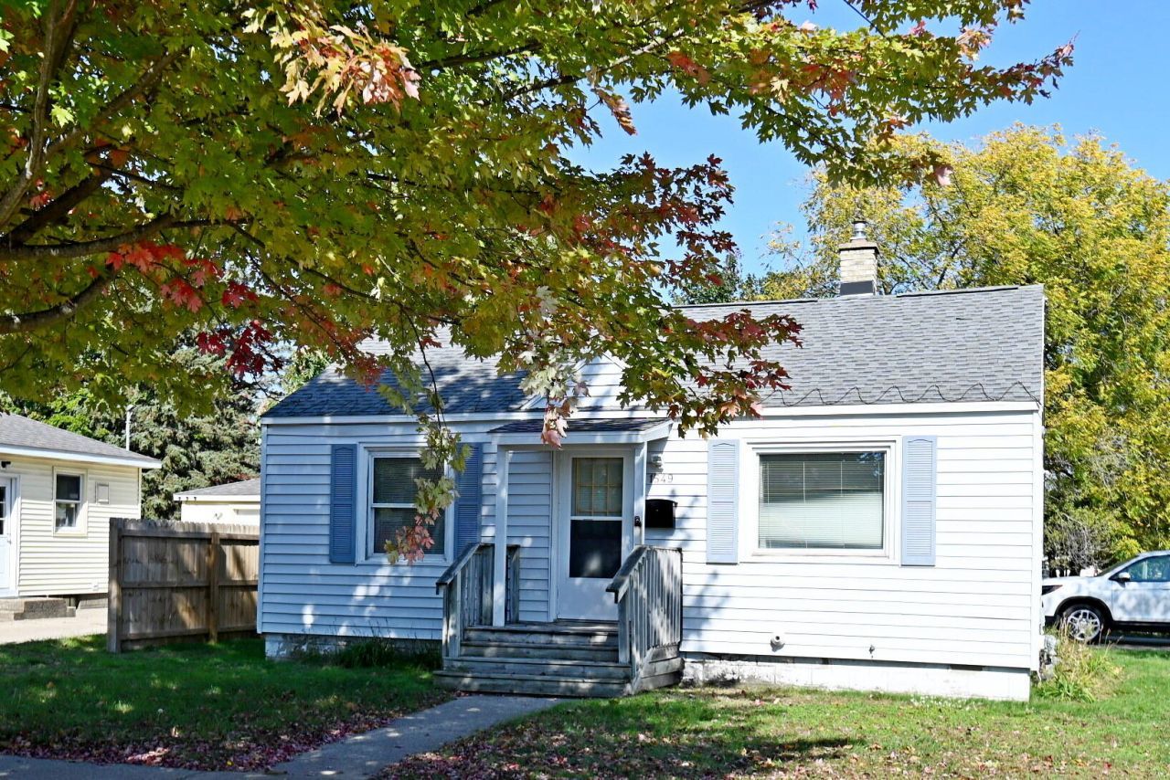 1549 Pennoyer Avenue, Grand Haven, MI 49417 Main Photo