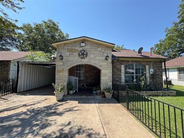 407 S Garrett Avenue , Dallas, TX 75223