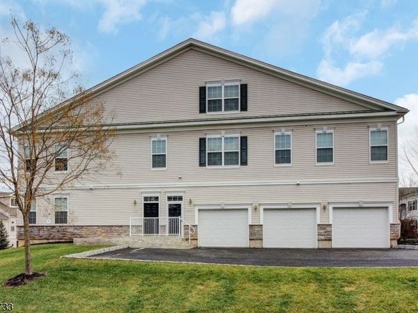 1302 Meadow Brook Ct, Hanover, NJ 07981