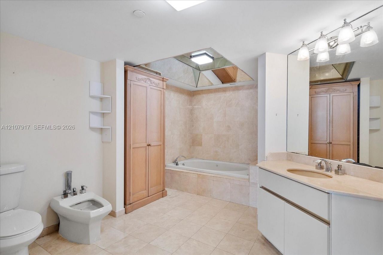 5757 Collins Ave, Unit 2106, Miami Beach, FL 33140 Photo