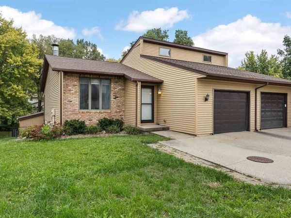2264 Plaen View Dr, Iowa City, IA 52246