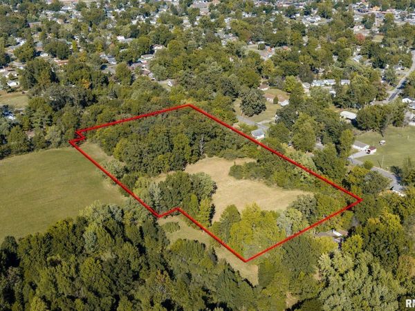 000 W CYPRESS Drive, Herrin, IL 62948