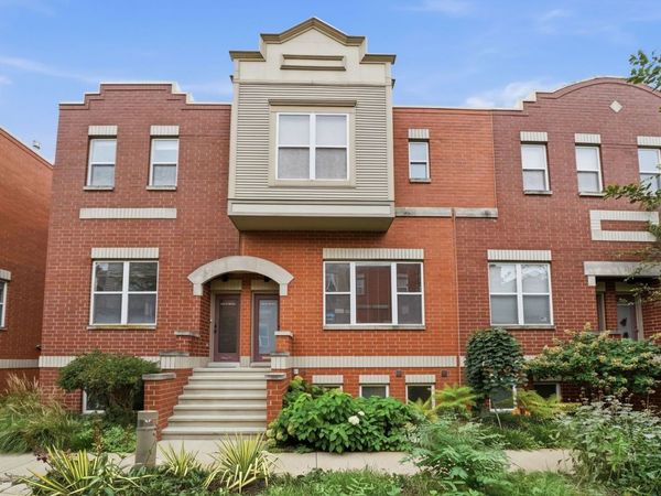 3645 W Cornelia Avenue , Unit B, Chicago, IL 60618