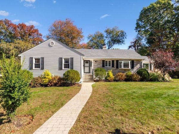 19 Longbow Rd, Lynnfield, MA 01940