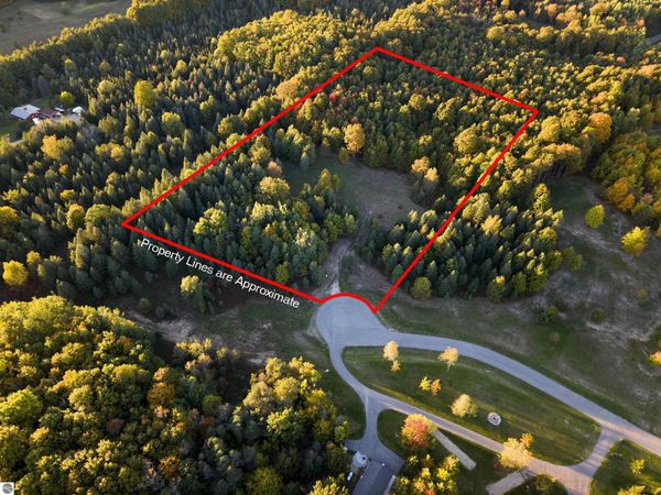 5932 Old Oak Trail SW, Fife Lake, MI 49633