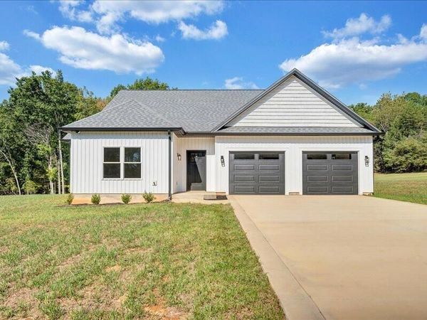 360 Parford LN , Moneta, VA 24121