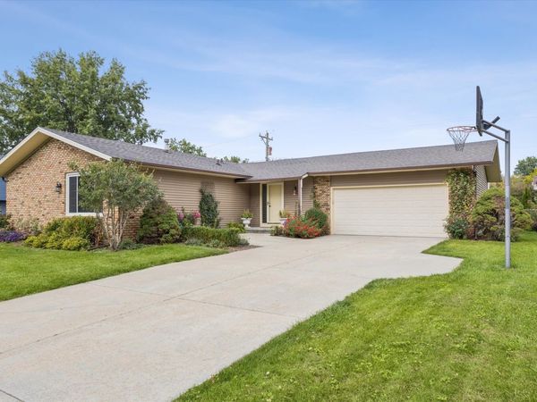 714 W Iowa Street , Eldridge, IA 52748