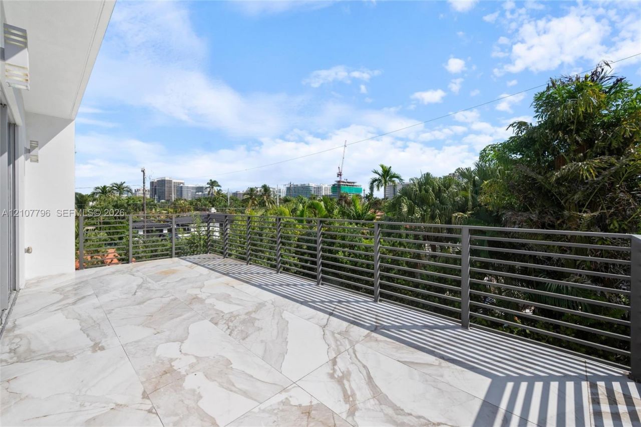 9181 Carlyle Ave , Surfside, FL 33154 Photo