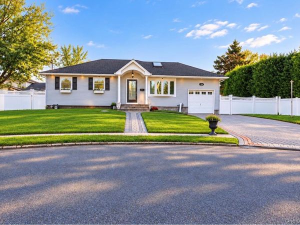 108 Forsythia Lane , North Babylon, NY 11703