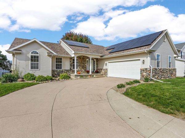 190 N 17th Avenue , Hiawatha, IA 52233