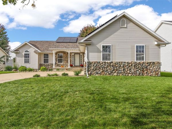 190 N 17th Avenue, Hiawatha, IA 52233