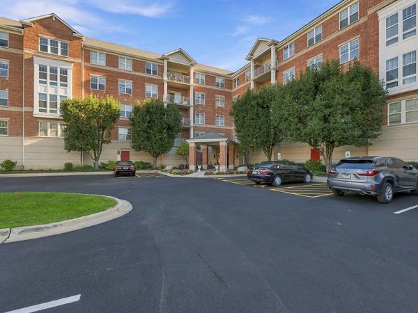 101 Pointe Drive, Unit 203, Northbrook, IL 60062