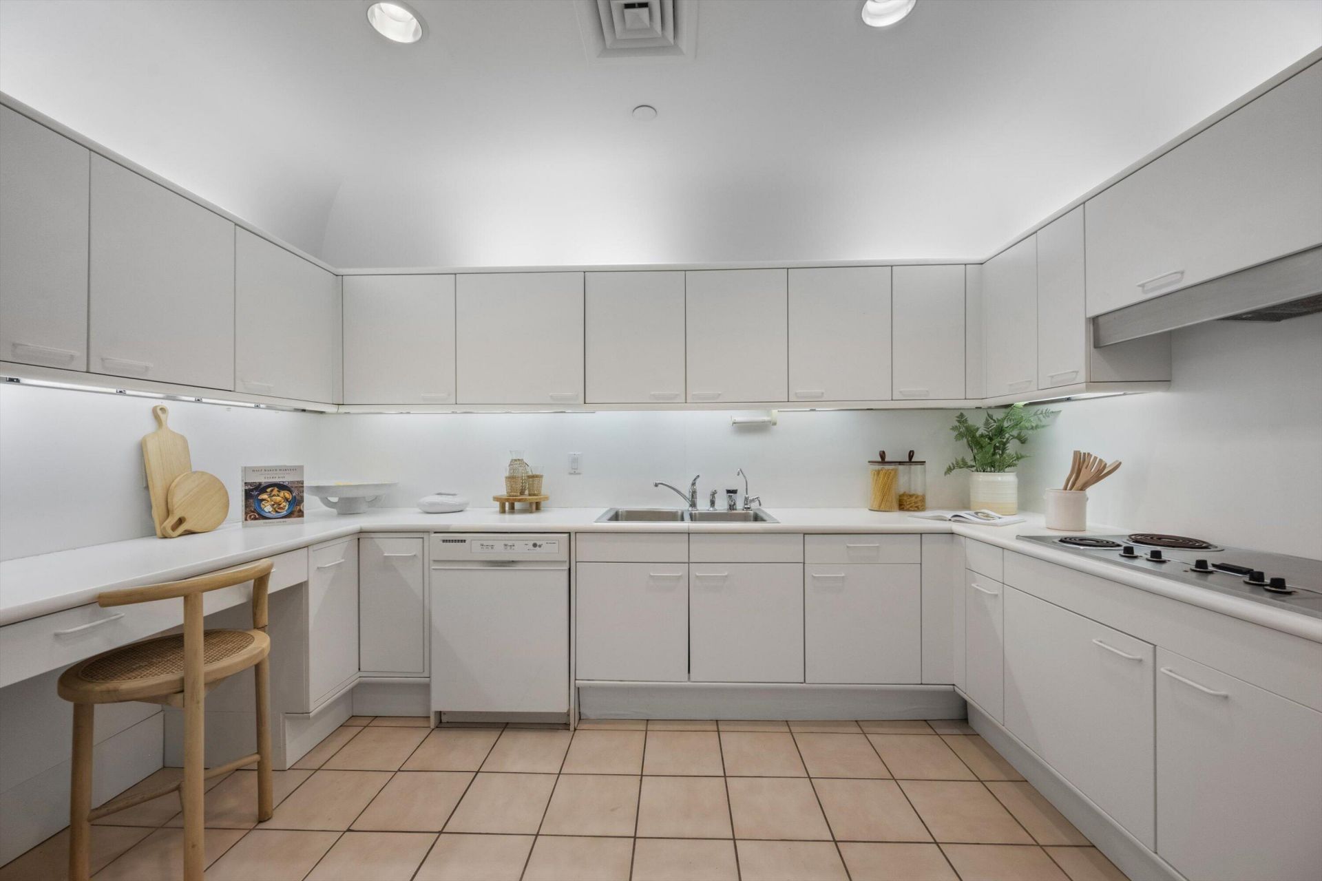 2 N Breakers Row, Unit N45, Palm Beach, FL 33480 Photo