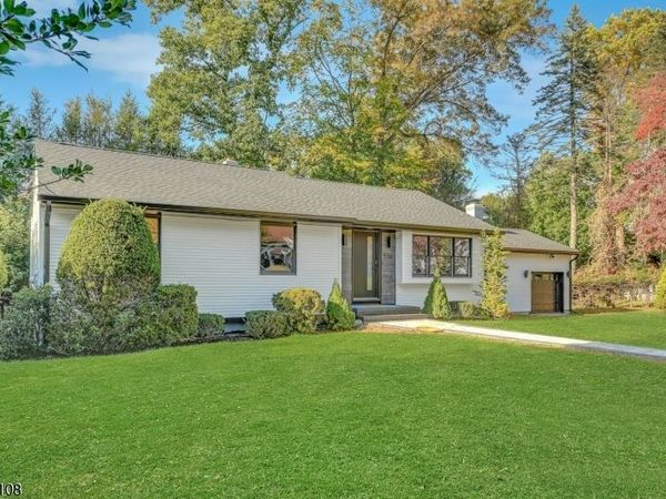 516 Harriet Pl, Franklin Lakes, NJ 07417