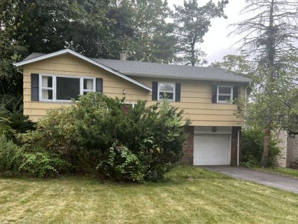 8 Windsor Ave, Hopatcong, NJ 07843