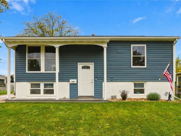 220 Fleetwood Road SW, Cedar Rapids, IA 52404