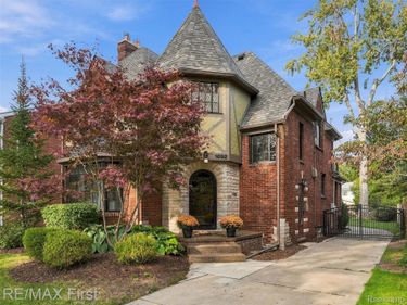 1692 Severn Road, Grosse Pointe Woods, Mi 48236
