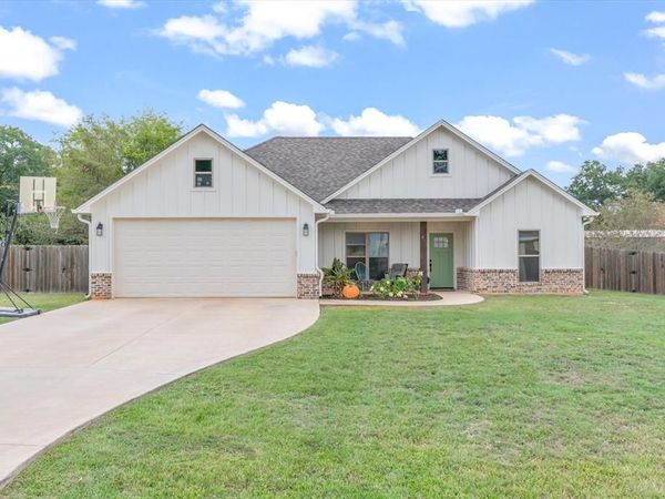 211 E Nevada Street , Van, TX 75790